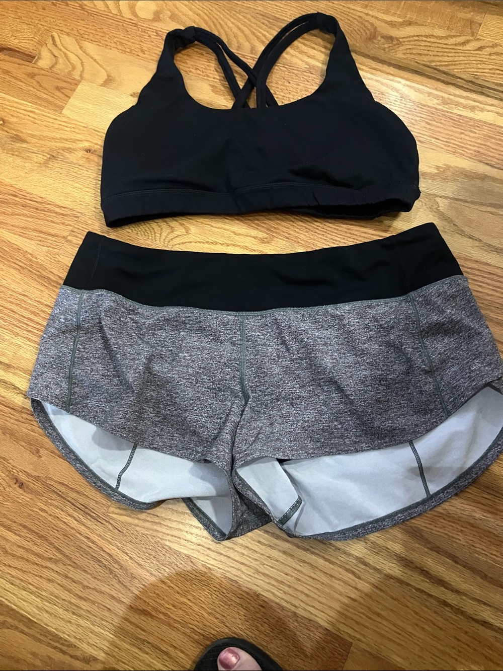 lululemon Speed Up Sz 8 Shorts and Black Sports Bra (Logo Faded and no tags) GUC